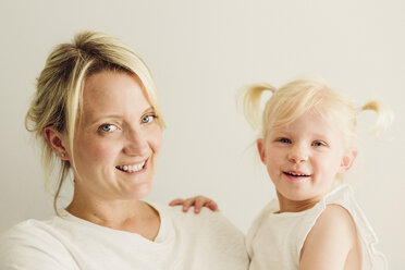 Porträt einer lächelnden Mutter mit ihrer kleinen Tochter - NMSF00212