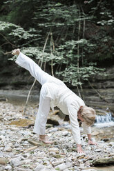 Ältere Frau beim Yoga am Bach - ALBF00578