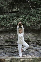 Ältere Frau beim Yoga, Baumstellung - ALBF00581