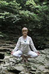 Ältere Frau beim Yoga - ALBF00585