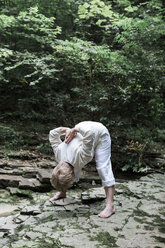 Ältere Frau macht Yoga, beugt sich vor - ALBF00586