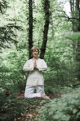 Ältere Frau beim Yoga - ALBF00590