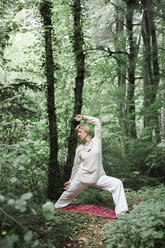 Ältere Frau beim Yoga im Wald - ALBF00591