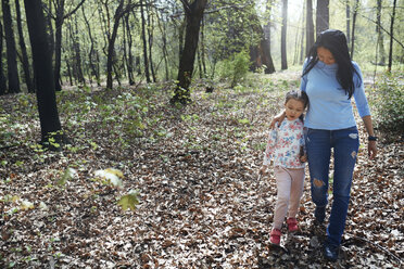 Mutter und Tochter gehen im Park spazieren - AZF00017