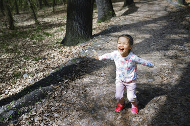 Kleines Mädchen hat Spaß in einem Park - AZF00023