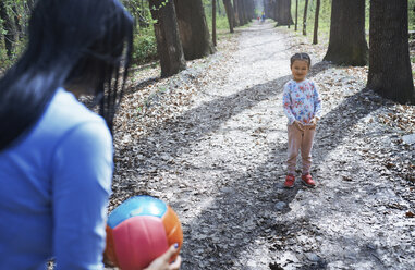 Mutter und Tochter spielen Ball in einem Park - AZF00024