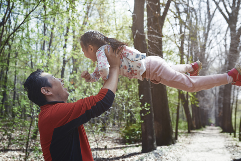 Vater und Tochter haben Spaß in einem Park, lizenzfreies Stockfoto