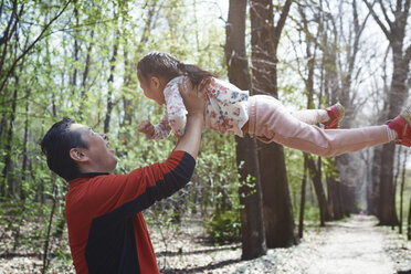 Vater und Tochter haben Spaß in einem Park - AZF00027
