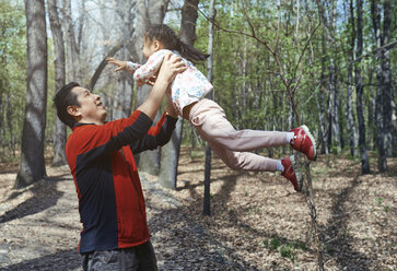 Vater und Tochter haben Spaß in einem Park - AZF00028