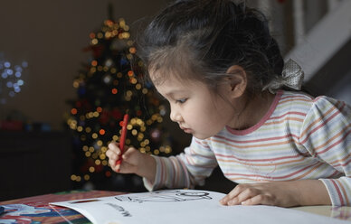 Kleines Mädchen mit Skizzenblock zur Weihnachtszeit - AZF00040