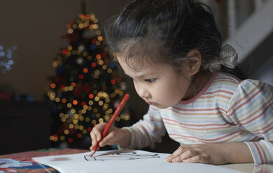 Kleines Mädchen mit Skizzenblock zur Weihnachtszeit - AZF00041