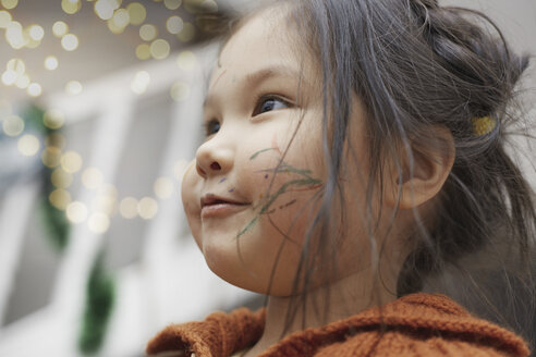 Porträt eines kleinen Mädchens mit Pinselstrichen auf der Wange - AZF00052