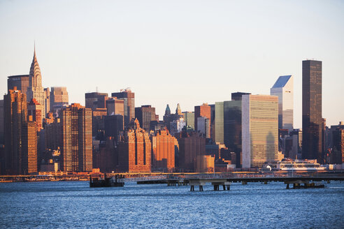 Skyline und Hafenviertel von New York City - ISF17131