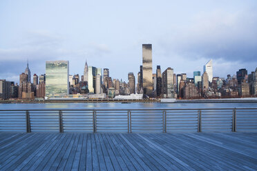 Skyline und Hafenviertel von New York City - ISF17134