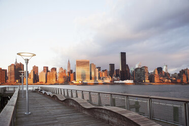 Skyline und Hafenviertel von New York City - ISF17136