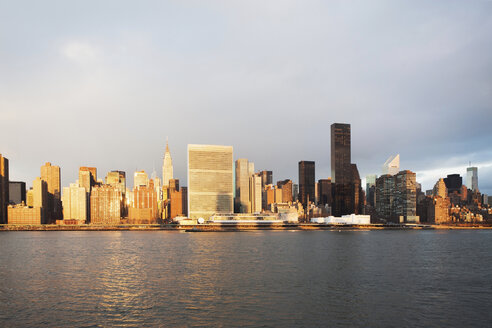 Skyline und Hafenviertel von New York City - ISF17137