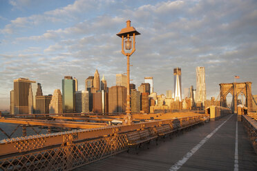 Brooklyn Bridge and city skyline - ISF17138