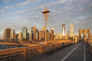 Brooklyn Bridge und Stadtsilhouette - ISF17138