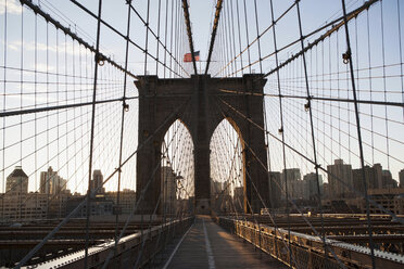 Brooklyn Bridge and city skyline - ISF17139