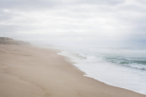 Ruhige Strandszene mit nebligem Horizont - ISF17180