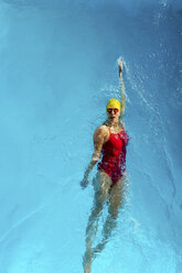 Ältere Frau beim Rückenschwimmen im Schwimmbad - ISF17205