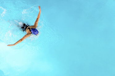 Teenager-Mädchen schwimmt im Schwimmbad - ISF17206