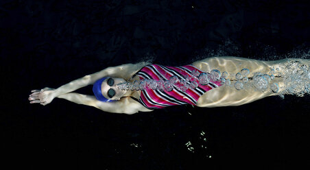 Teenager-Mädchen schwimmt unter Wasser und bläst Blasen - ISF17208
