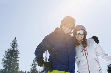 Junges Paar in Skikleidung - ISF17209