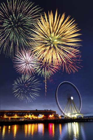 Feuerwerk und Hafenbecken am Puget Sound, Seattle, USA, lizenzfreies Stockfoto