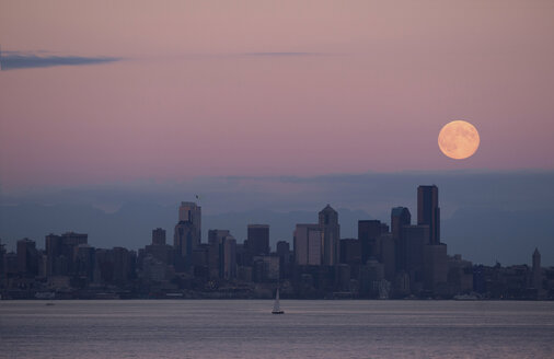 Mond über Skyline, Seattle, USA - ISF17211