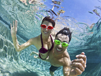 Junges Paar schwimmt unter Wasser im Pool - ISF17248