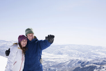 Junges Paar, das sich selbst fotografiert, Skigebiet Brighton, Utah, USA - ISF17249