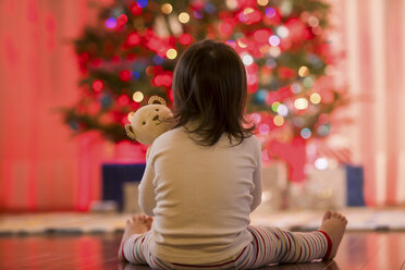 Mädchen bewundert Weihnachtsbaum - ISF17282
