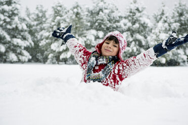 Junge spielt im Schnee - ISF17292