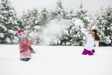 Kinder spielen im Schnee - ISF17293