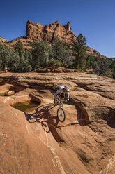 Dirt-Biker in trockener Wüstenlandschaft - ISF17319