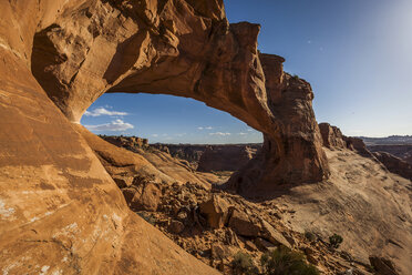 Rock formations in dry desert landscape - ISF17321