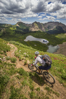 Mountainbiker auf grünem Weg - ISF17326