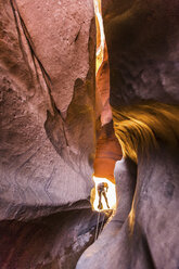 Bergsteiger beim Canyoning im Neon Canyon - ISF17332