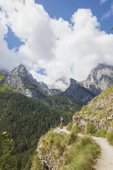 Italien, Trentino, Brenta-Dolomiten, Parco Naturale Adamello Brenta, Frau genießt Berglandschaft auf Weg entlang Croz dell' Altissimo - GWF05582