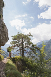 Italien, Trentino, Brenta-Dolomiten, Parco Naturale Adamello-Brenta, Wanderer fotografiert Berglandschaft mit Mobiltelefon - GWF05584