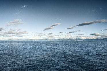 Island, Seyoisfjoerdur, Küste, Meer und Wolken - DMOF00044