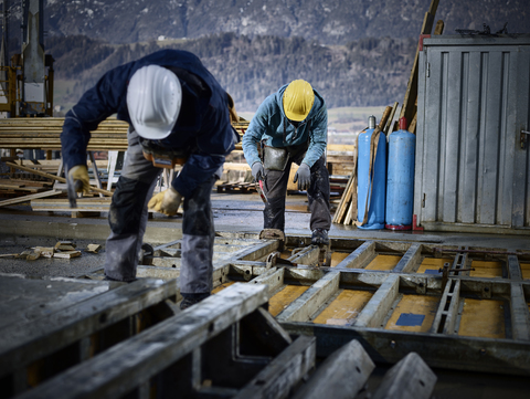 Bauarbeiter bei der Bearbeitung von Sperrholz, lizenzfreies Stockfoto