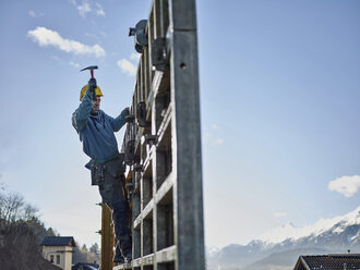 Bauarbeiter bei der Bearbeitung von Sperrholz - CVF00991