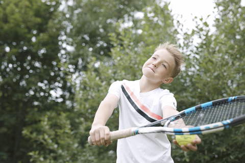 Porträt eines blonden Jungen beim Tennisspielen, lizenzfreies Stockfoto