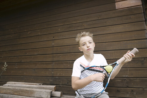 Porträt eines blonden Jungen mit Tennisschläger und Ball - KMKF00422