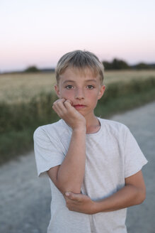 Porträt eines blonden Jungen in der Abenddämmerung - KMKF00438