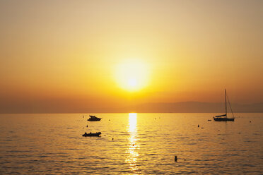 Italy, Liguria, Riviera di Levante, Golfo del Tigullio, boats at sunset - GWF05587