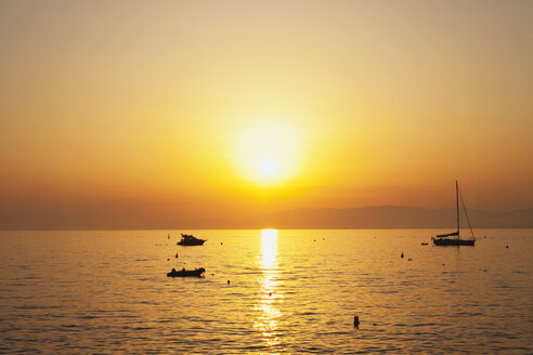 Italien, Ligurien, Riviera di Levante, Golfo del Tigullio, Boote bei Sonnenuntergang - GWF05587