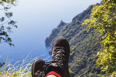 Italy, Liguria, Portofino Peninsula, Hiker resting in the mountains - GWF05597